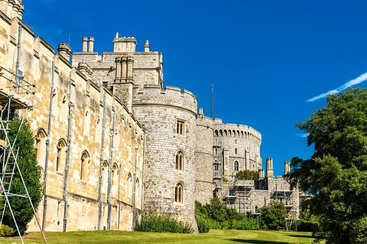 Stonehenge, Oxford & Windsor Private Car Tour from London