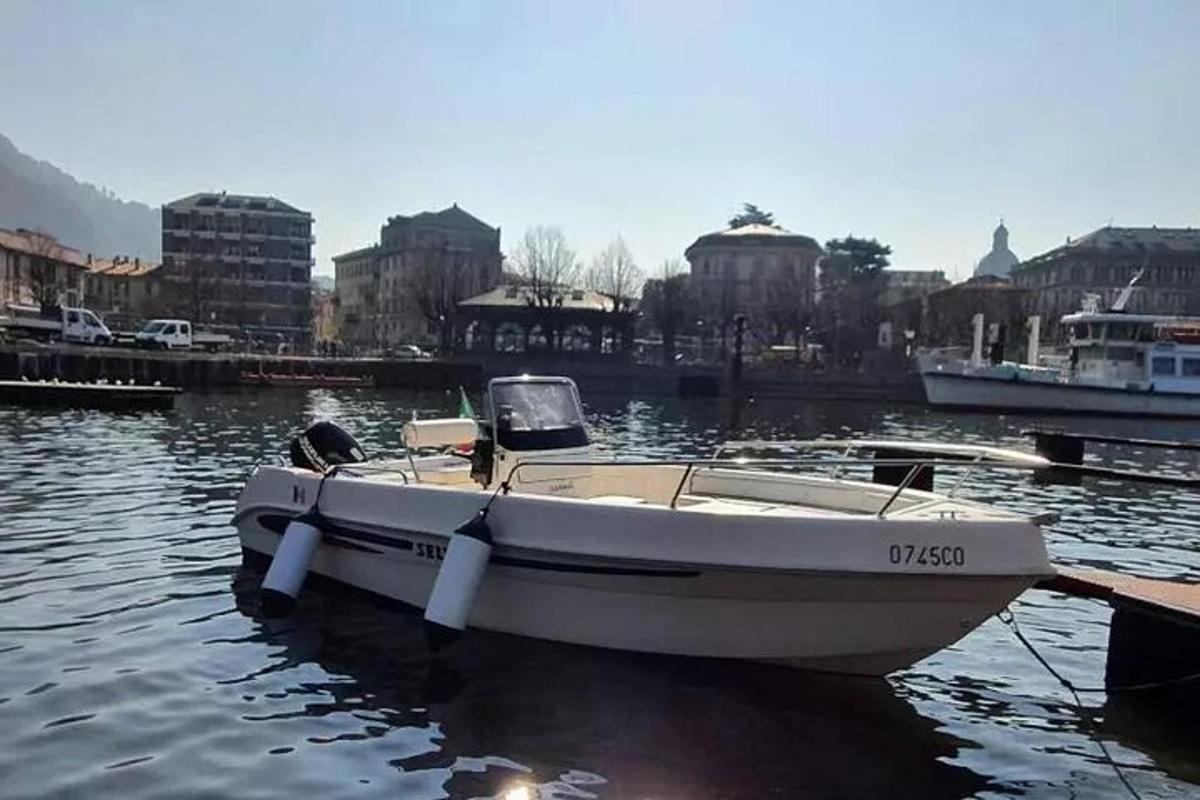 1 Hour Boat Rental Without License 40hp Engine on Lake Como
