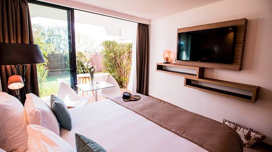 7 nights France bed and breakfast (La Plage Art Et Emotions) flights included