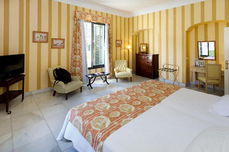 7 nights Spain bed and breakfast (Hotel Villa Jerez) flights included