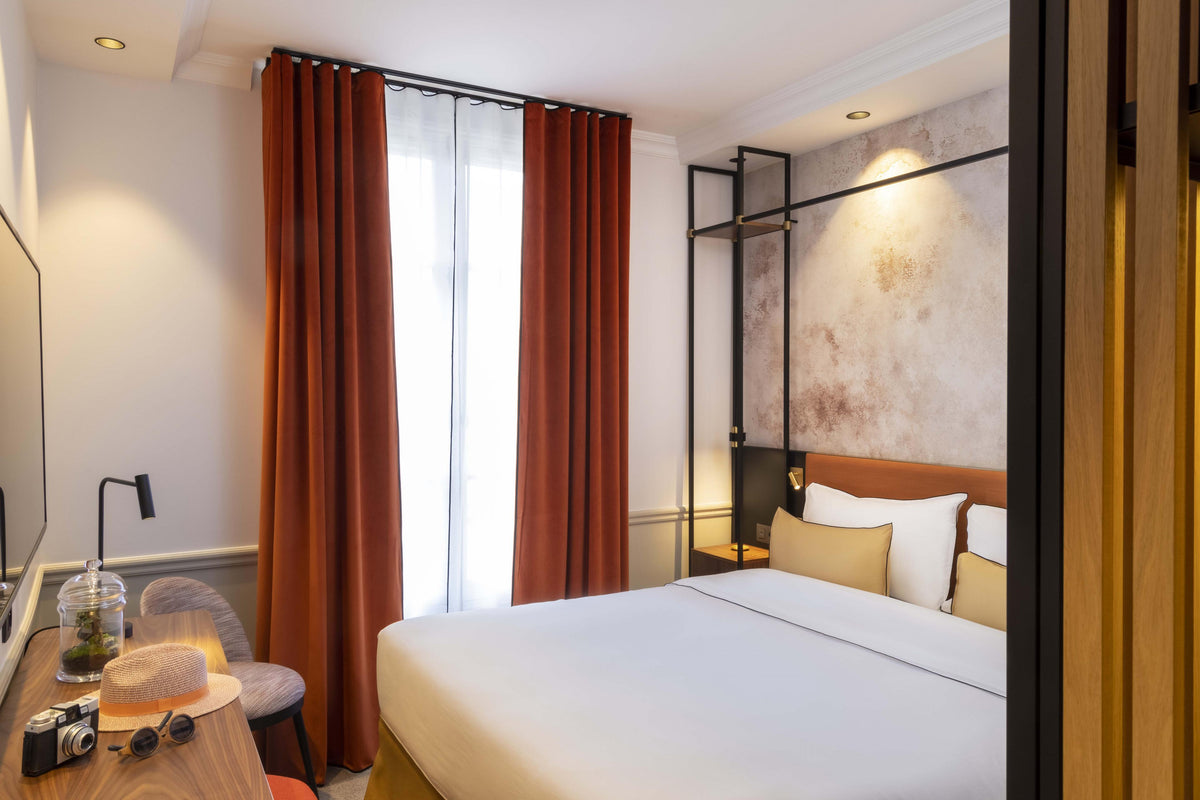 7 nights France bed and breakfast (Victoria Palace Hotel Paris) flights included