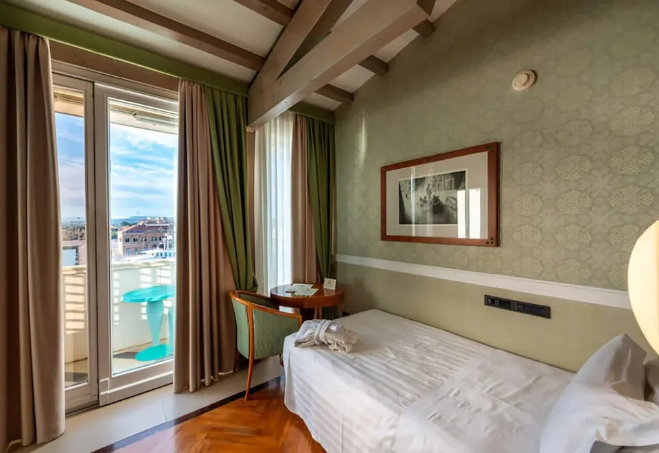 7 nights Italy bed and breakfast (Grand Hotel Ortigia Siracusa) flights included