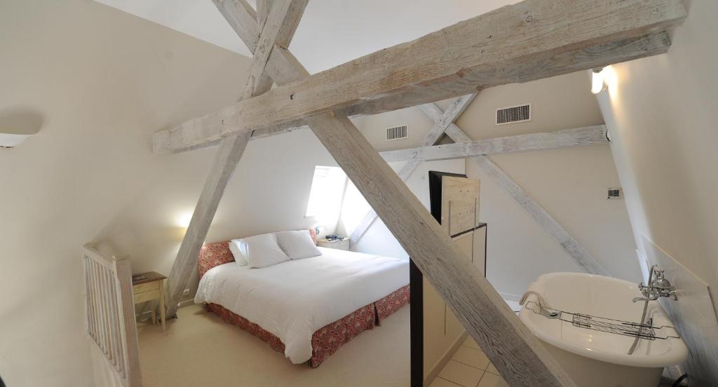 7 nights France bed and breakfast (Hôtel Villa Navarre) flights included