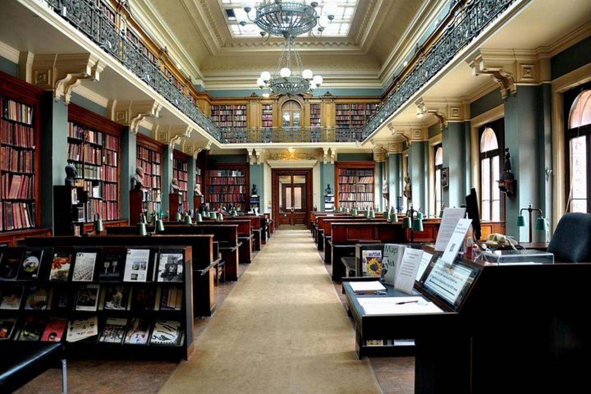 Private Walking Tour of the Victoria and Albert Museum