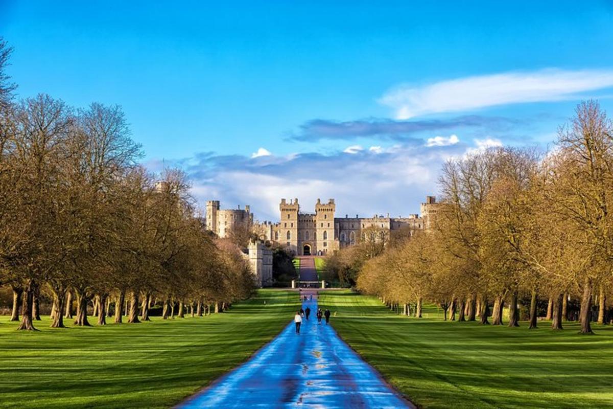 Windsor Castle, Bath and Stonehenge Tour