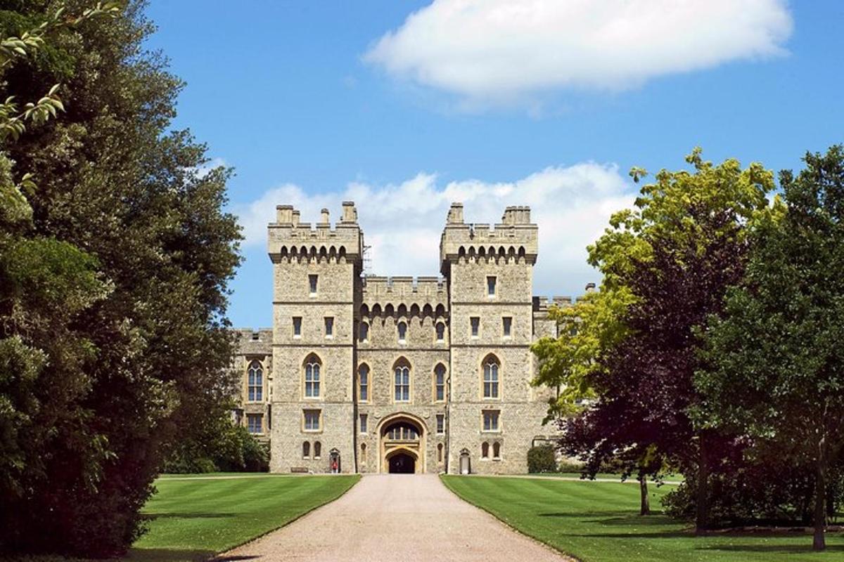 Windsor Castle, Stonehenge & Oxford Full-day Tour