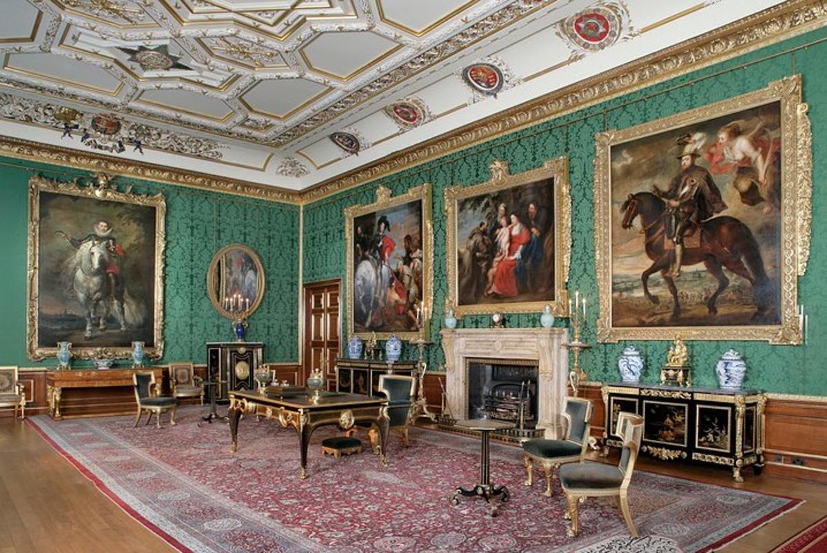Windsor Castle, Stonehenge & Bath Tour from London