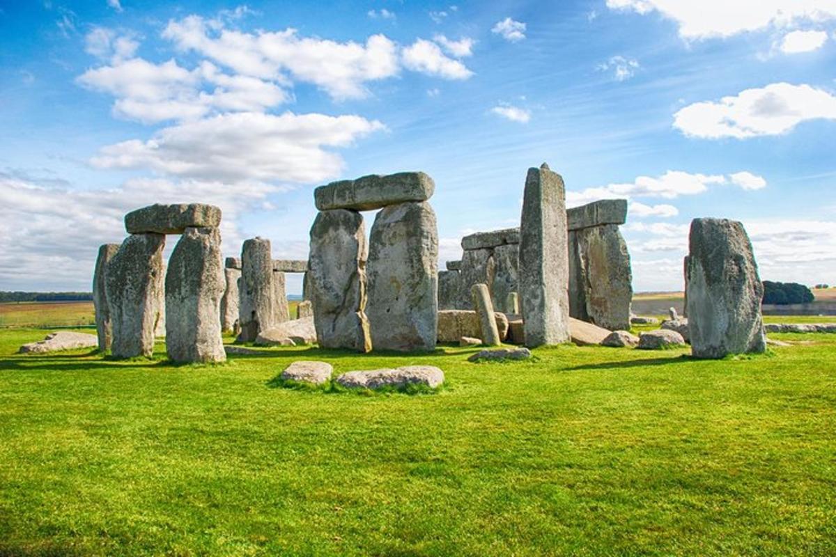 Full-day Guided Tour of Bath and Stonehenge