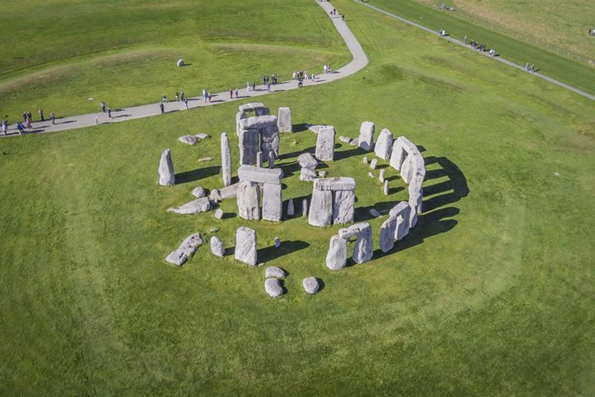 Full-day Guided Tour of Bath and Stonehenge