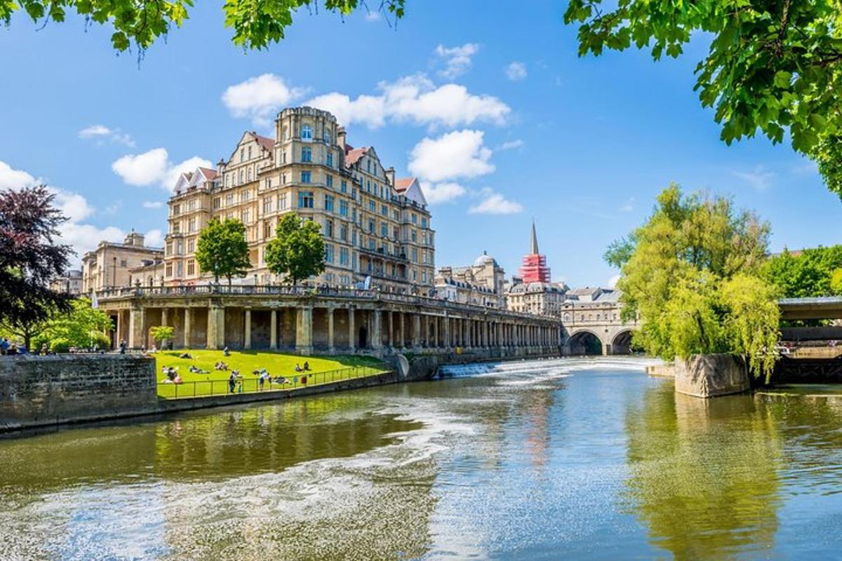 Full-day Guided Tour of Bath and Stonehenge