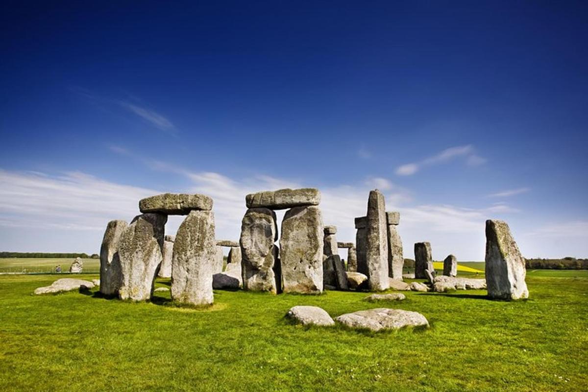 Full-day Guided Tour of Bath and Stonehenge