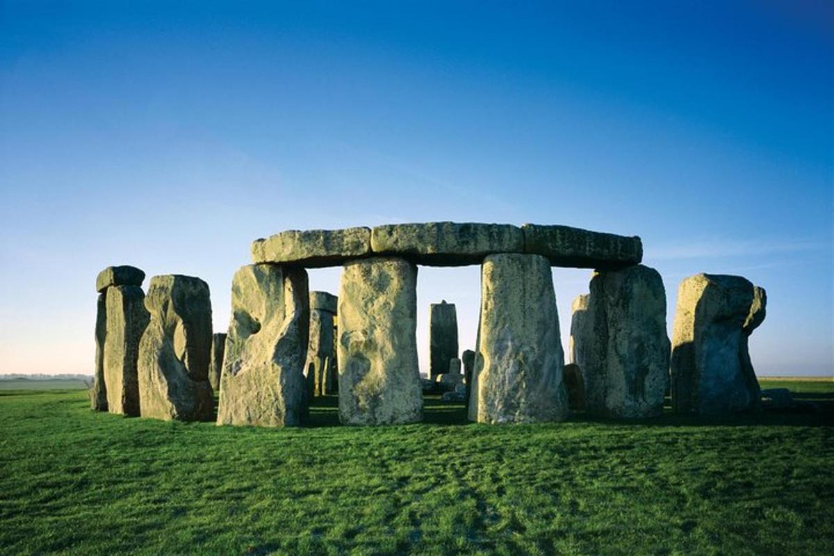 Windsor Castle, Stonehenge & Bath Tour from London