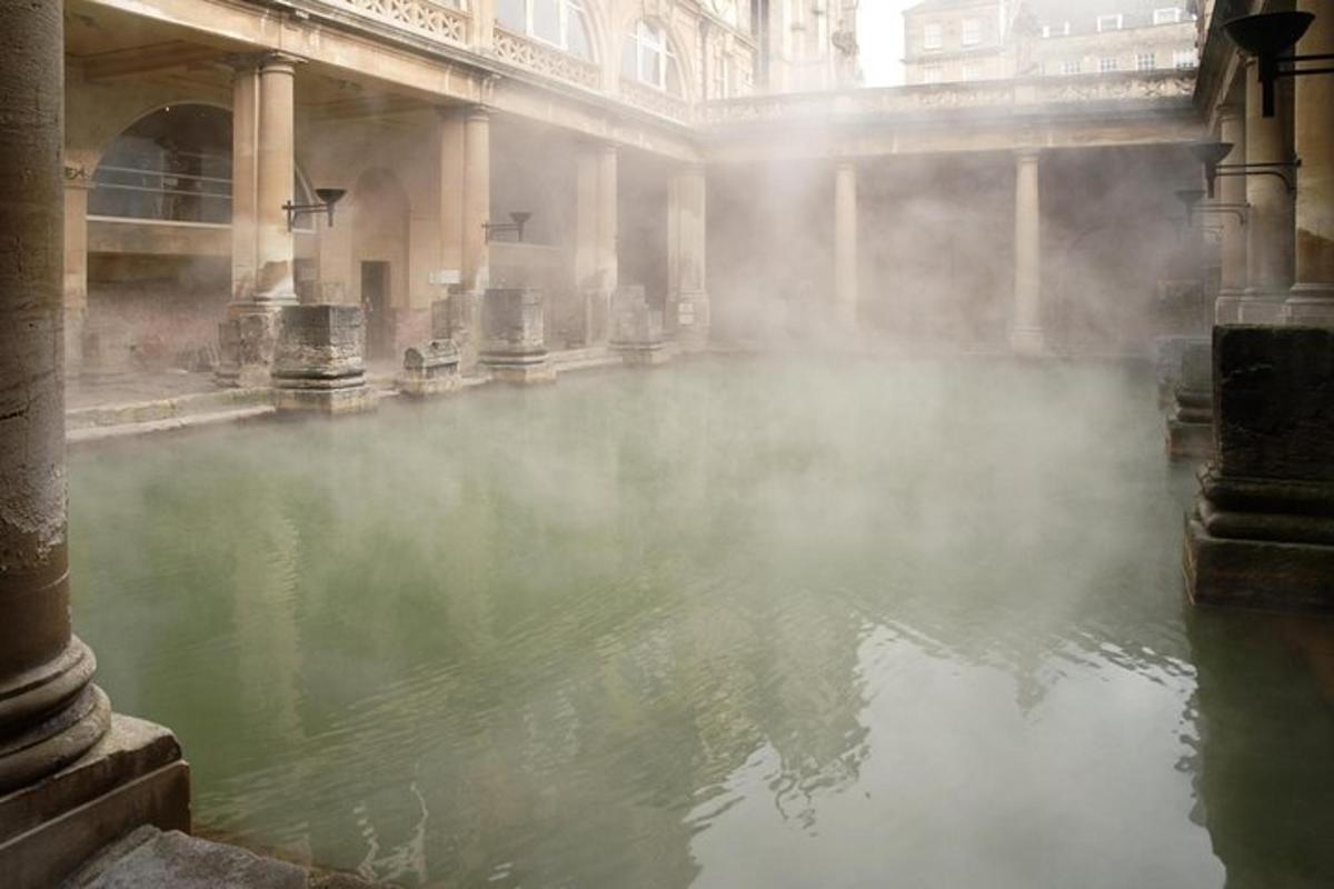 Full-day Guided Tour of Bath and Stonehenge