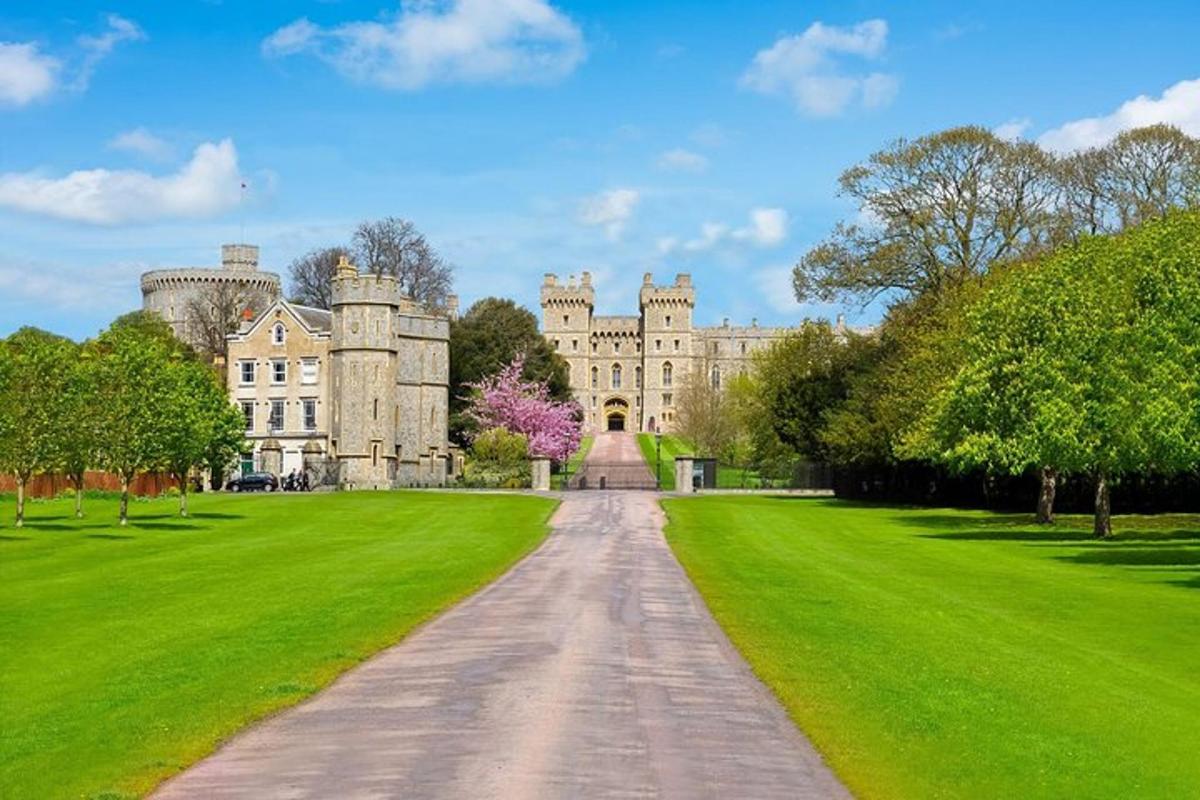 Windsor Castle, Stonehenge & Bath Tour from London