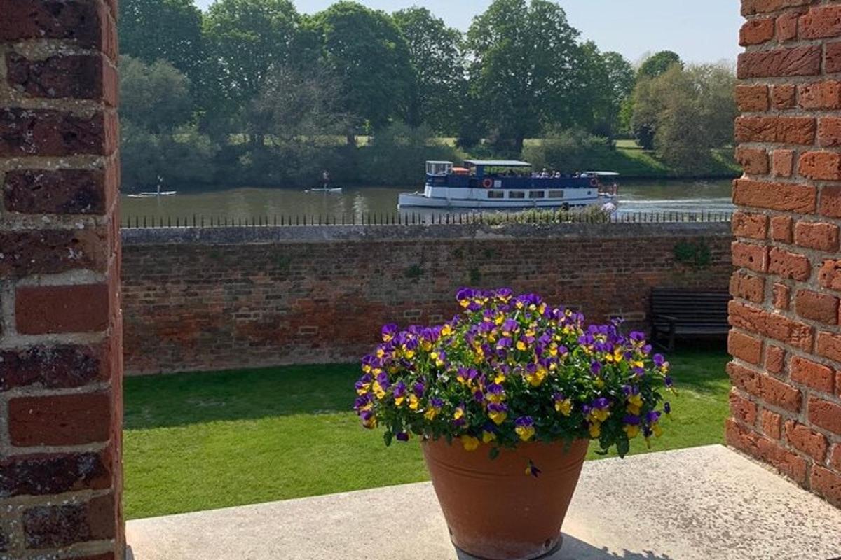 Self-guided Windsor Castle & Hampton Court Palace Tour with Transfers