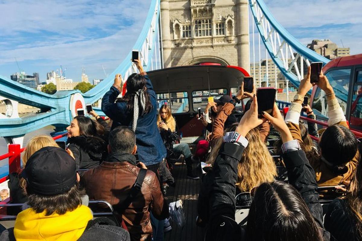 London Vintage Bus Tour with Thames River Cruise