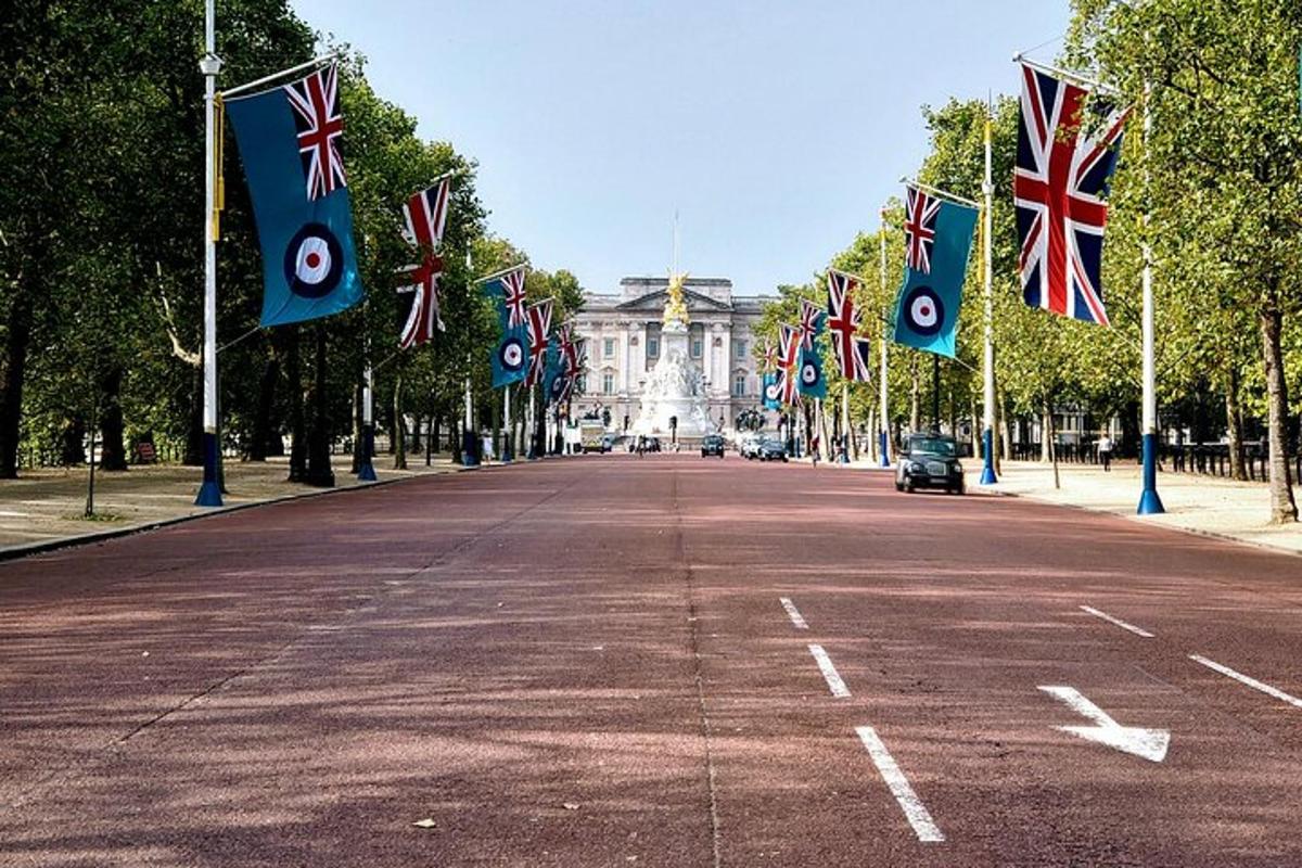 Royal London And Changing of Guard - Very Small Group Tour