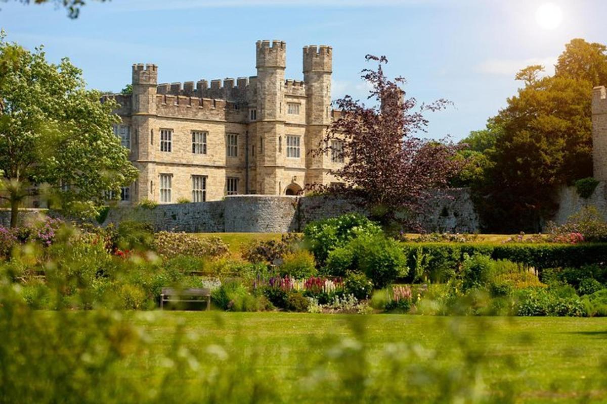 Leeds Castle, Canterbury Cathedral and Dover Tour