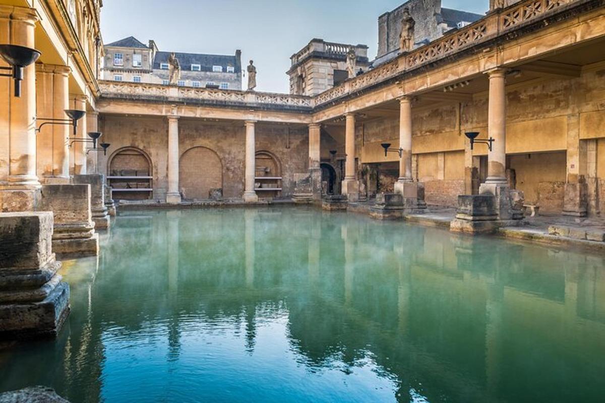 Full-day Guided Tour of Bath and Stonehenge