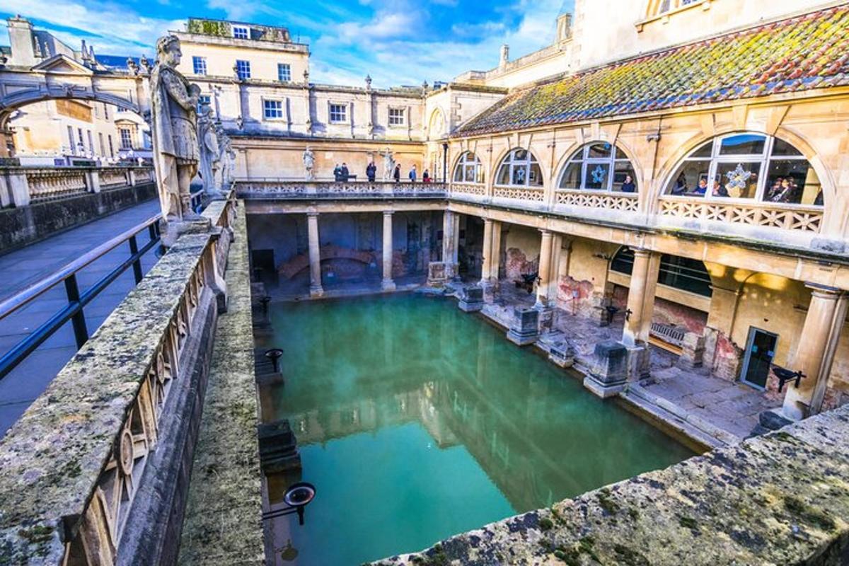 Full-day Guided Tour of Bath and Stonehenge