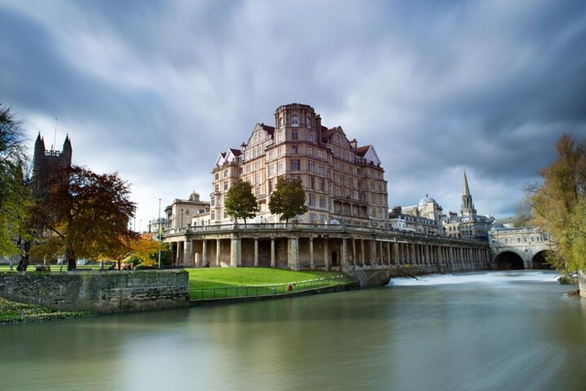 Full-day Guided Tour of Bath and Stonehenge