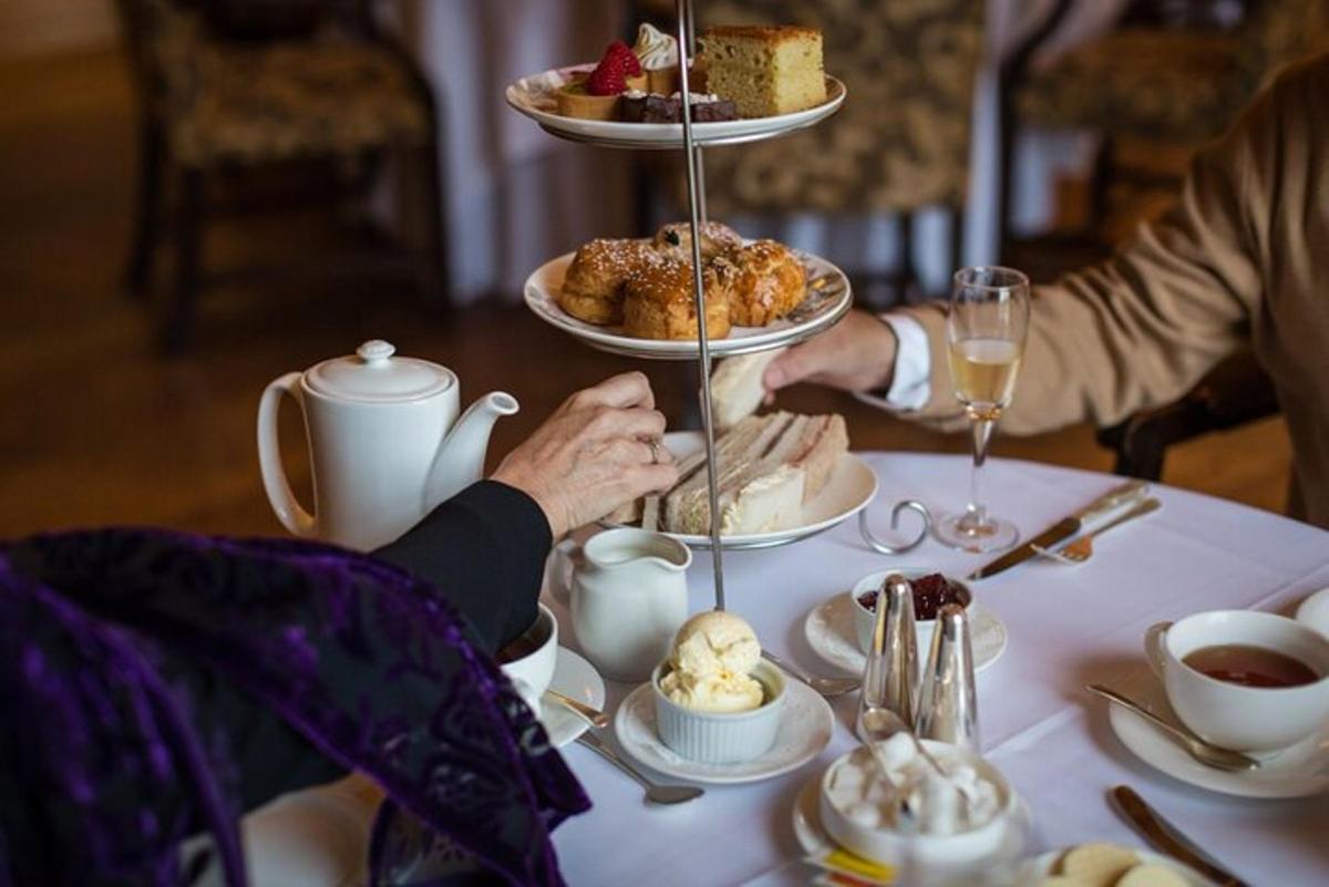 Royal Palaces Tour & Royal High Tea