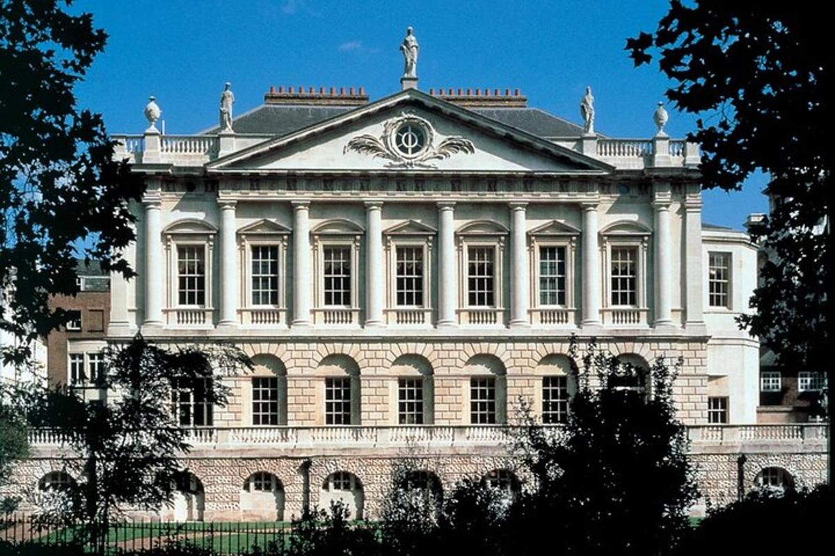 Royal Palaces Tour & Royal High Tea