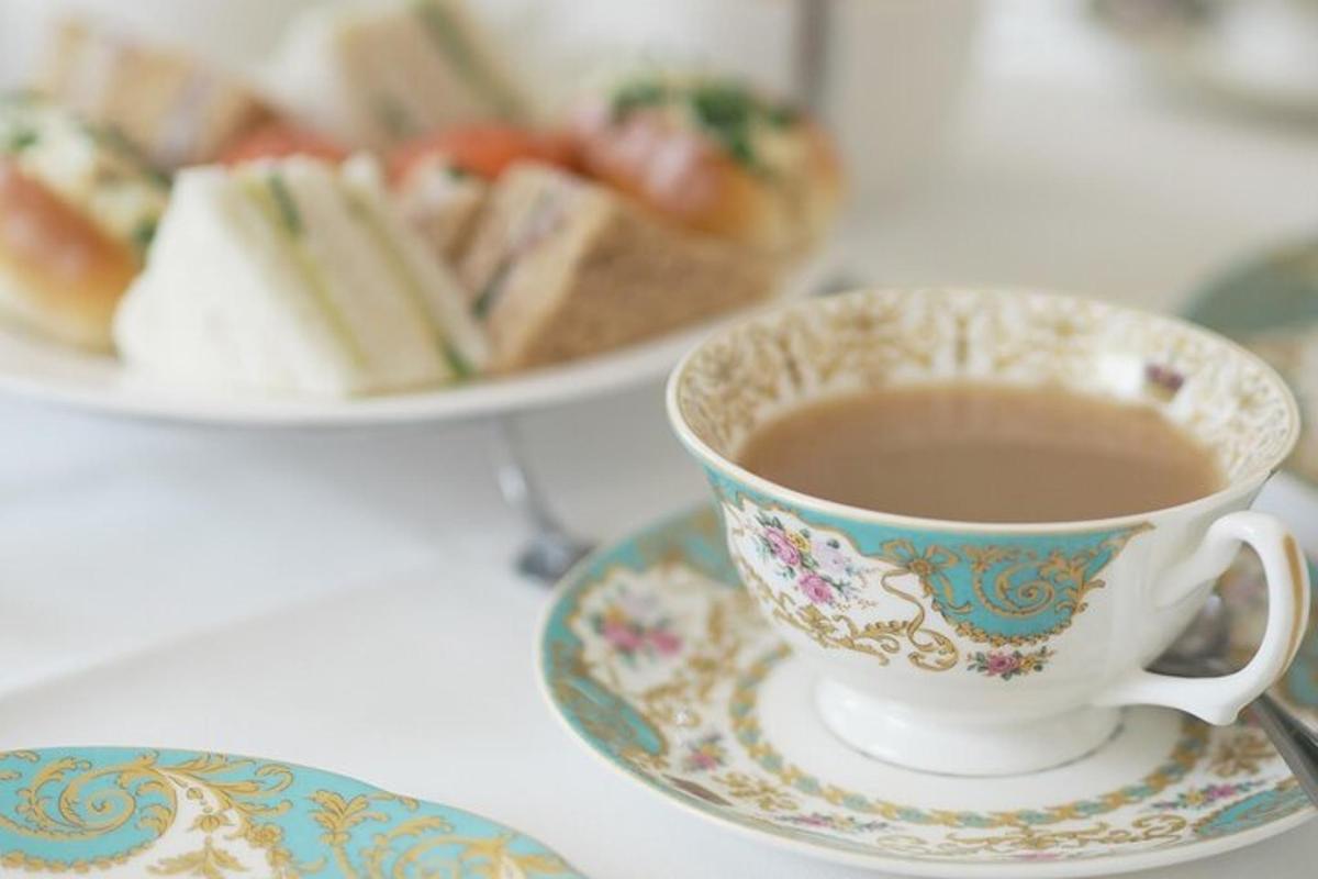 Royal Palaces Tour & Royal High Tea