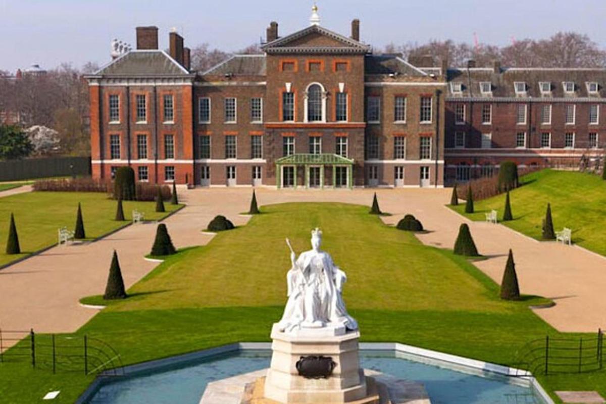 Royal Palaces Tour & Royal High Tea