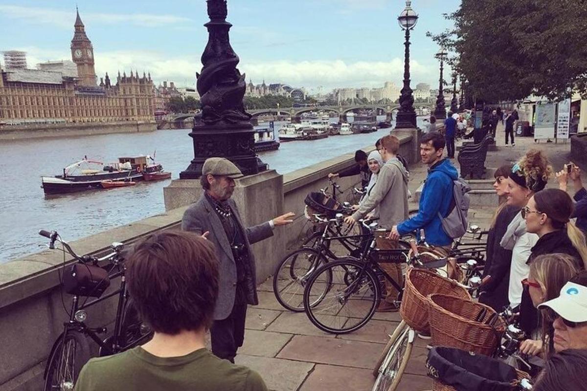 Half-day Bike Tour with Pub Visit & Spray Painting