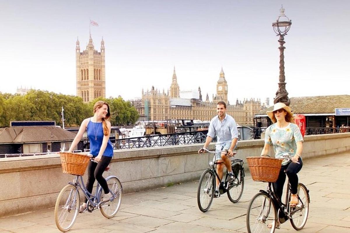 Half-day Bike Tour with Pub Visit & Spray Painting