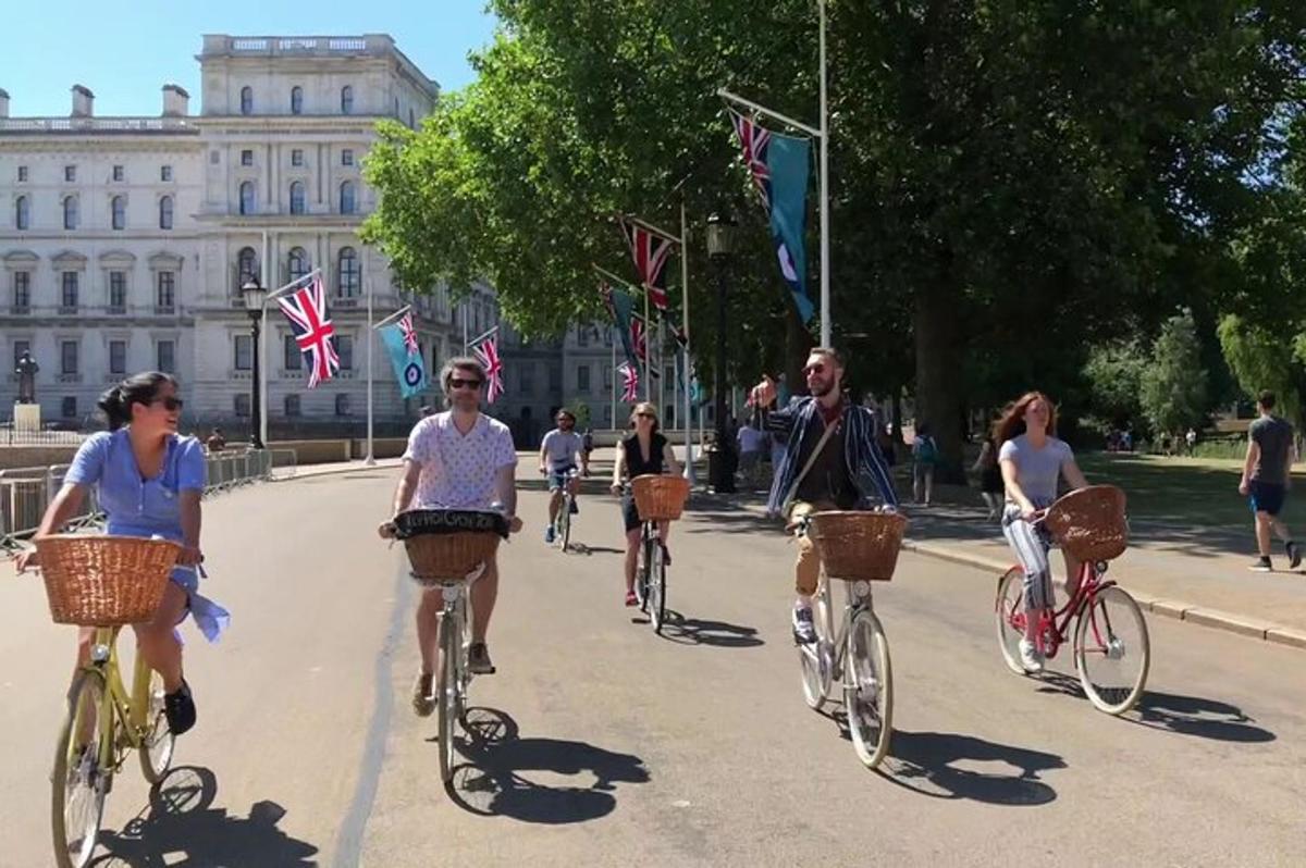 Half-day Bike Tour with Pub Visit & Spray Painting