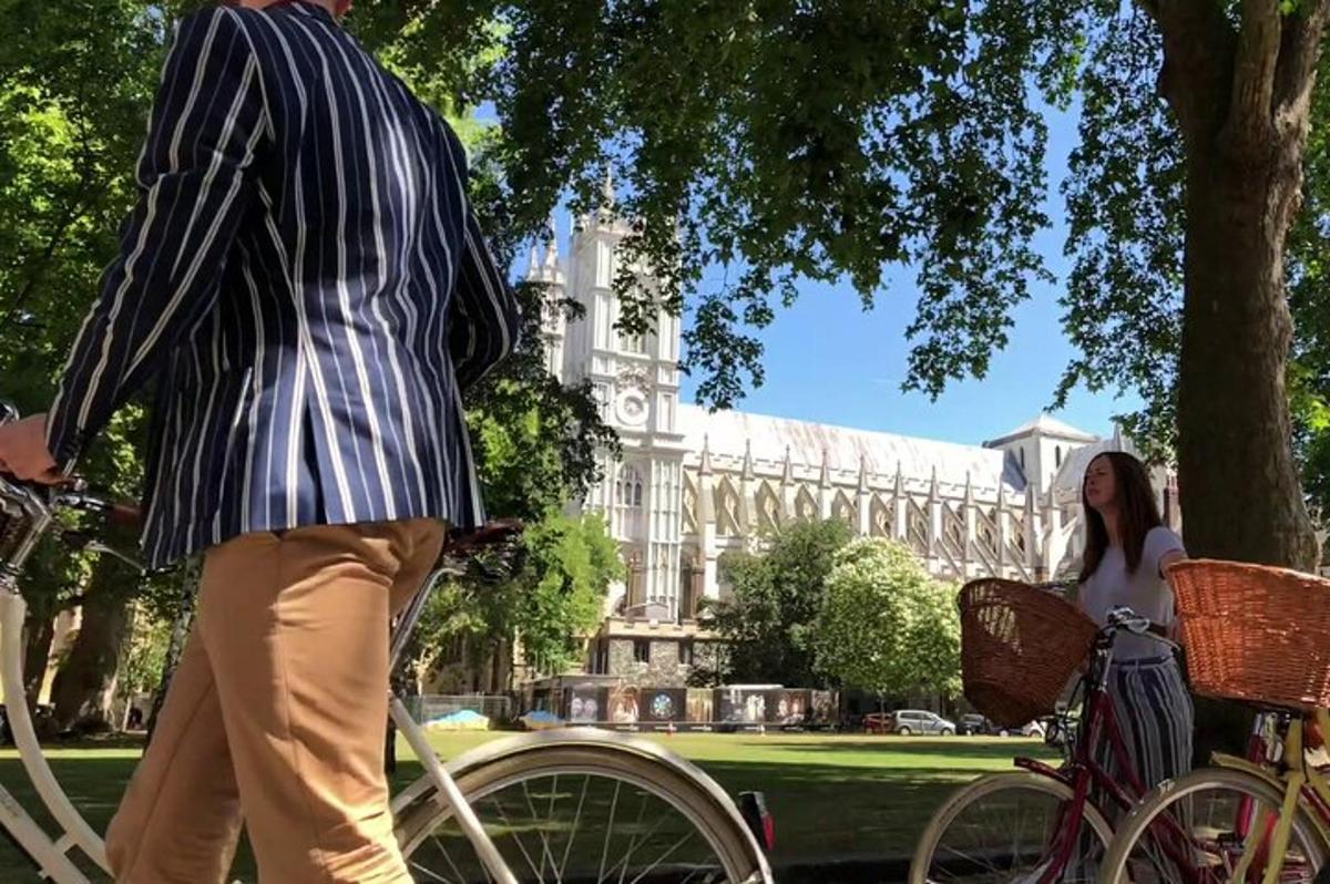 Half-day Bike Tour with Pub Visit & Spray Painting
