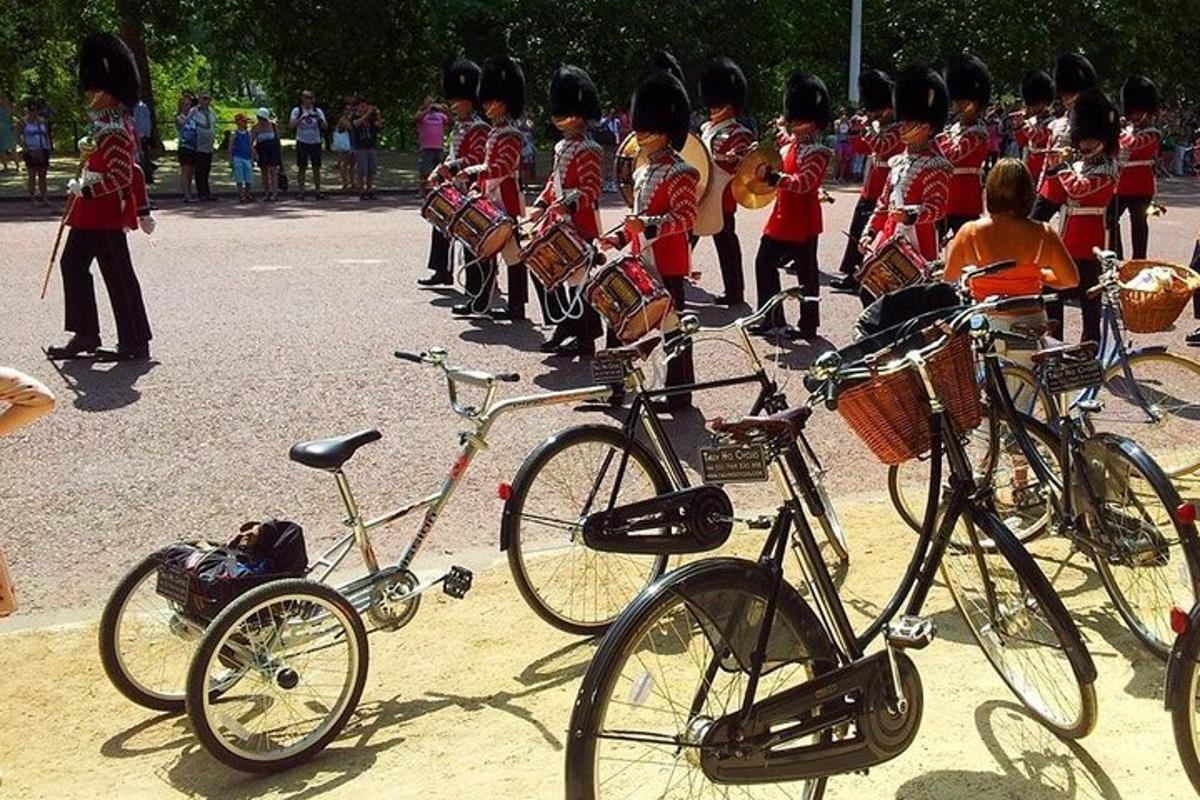 Half-day Bike Tour with Pub Visit & Spray Painting