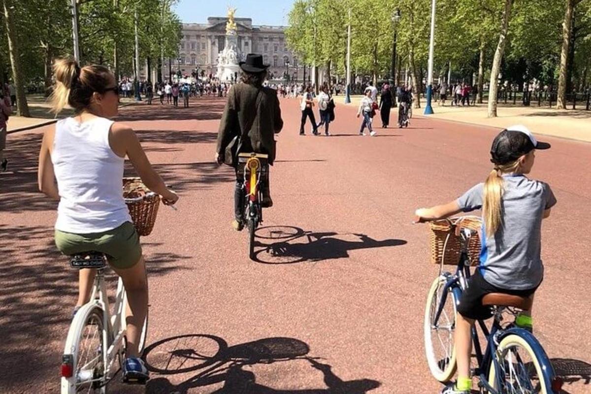 Half-day Bike Tour with Pub Visit & Spray Painting