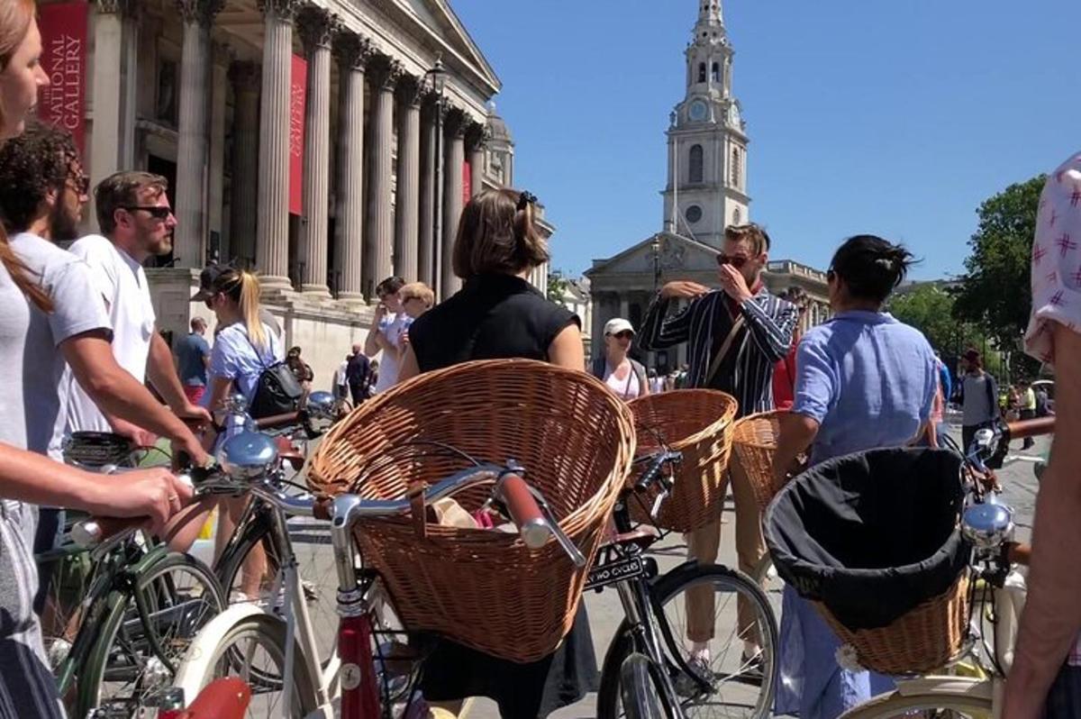Half-day Bike Tour with Pub Visit & Spray Painting