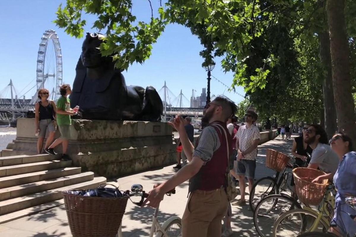 Half-day Bike Tour with Pub Visit & Spray Painting