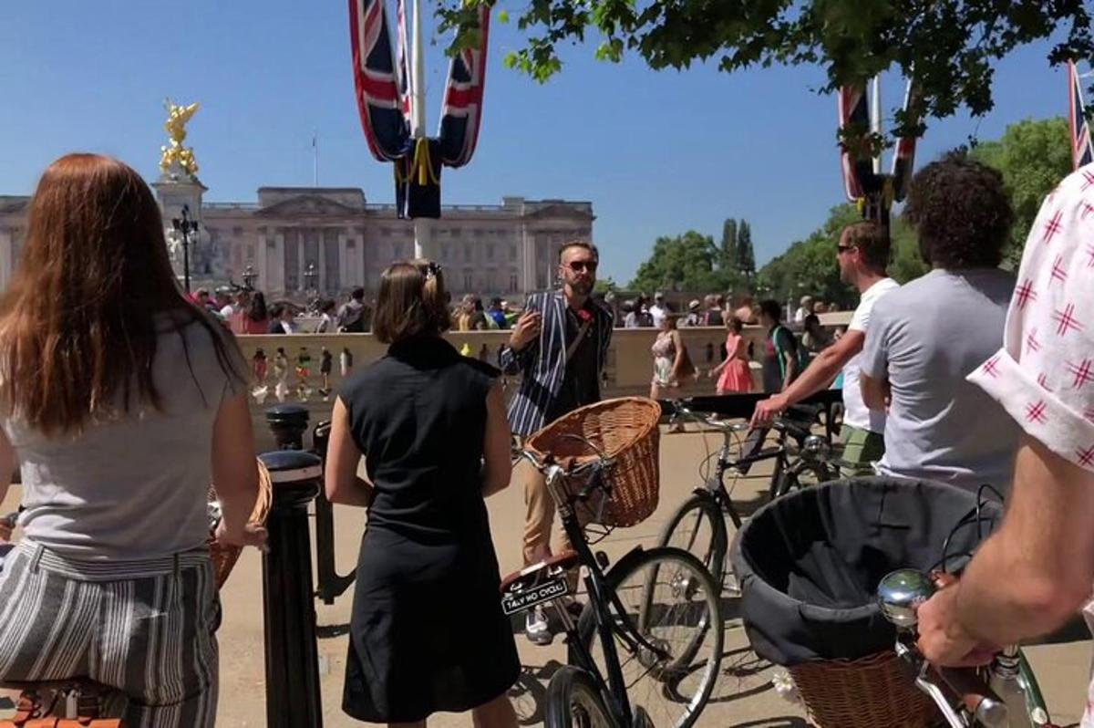 Half-day Bike Tour with Pub Visit & Spray Painting