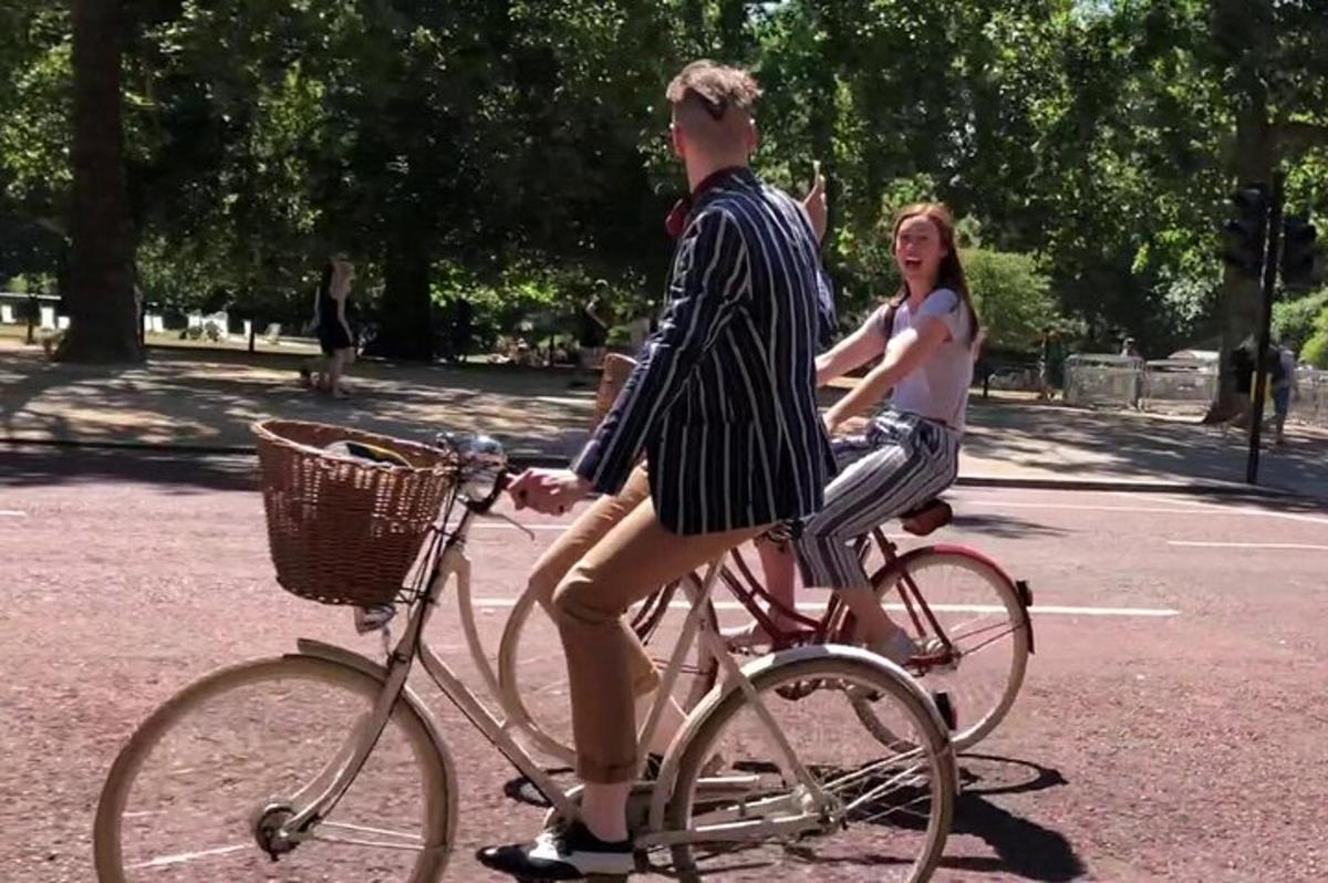 Half-day Bike Tour with Pub Visit & Spray Painting