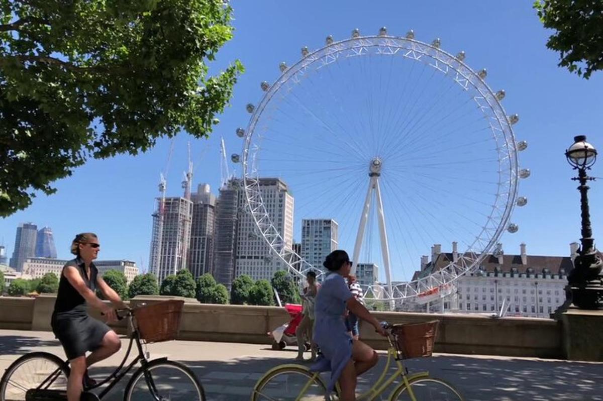Half-day Bike Tour with Pub Visit & Spray Painting