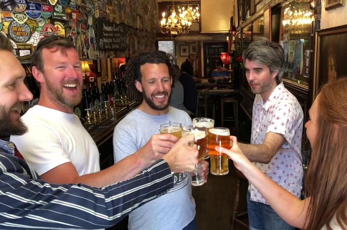 Half-day Bike Tour with Pub Visit & Spray Painting