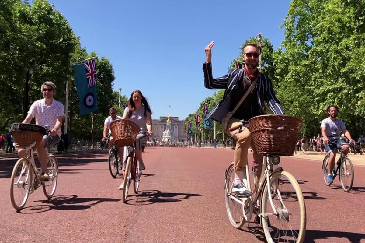 Half-day Bike Tour with Pub Visit & Spray Painting
