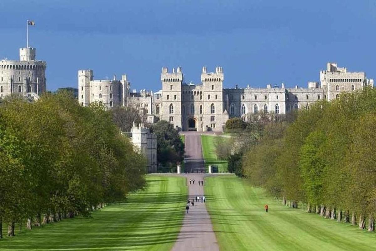 Private Chauffeured Luxury Minivan to Windsor Castle from London