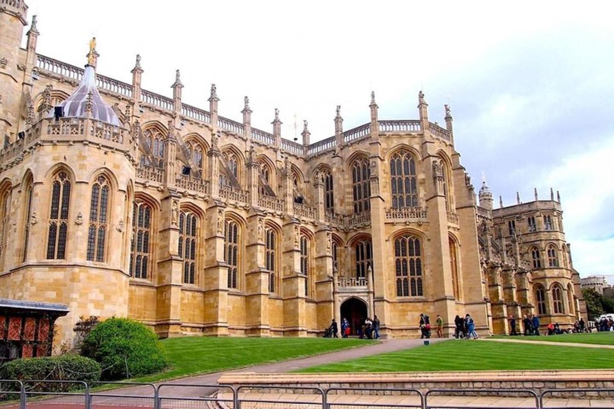 Private Chauffeured Luxury Minivan to Windsor Castle from London