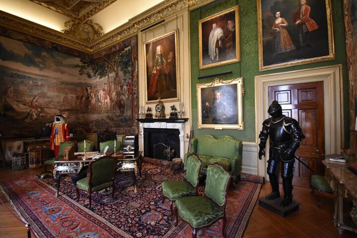 Private Blenheim Palace, the birthplace of Winston Churchill, Tour from London.