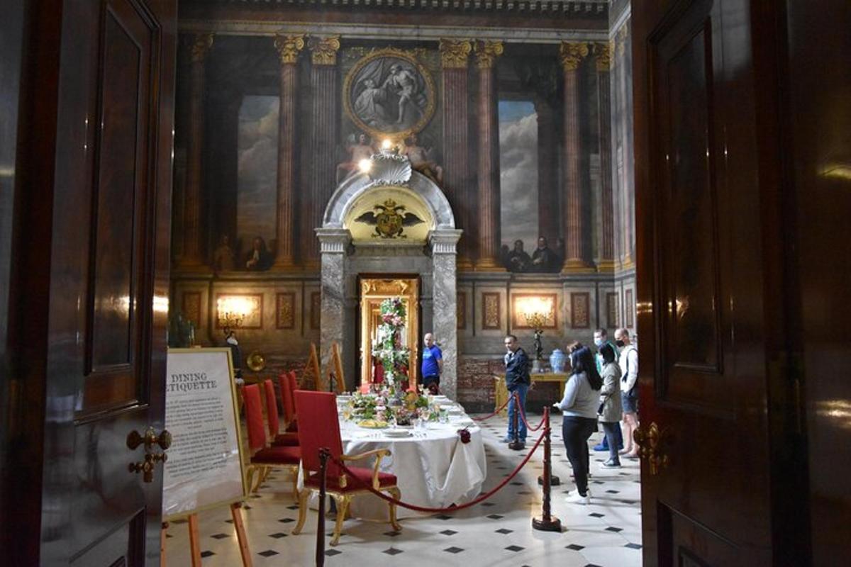 Private Blenheim Palace, the birthplace of Winston Churchill, Tour from London.