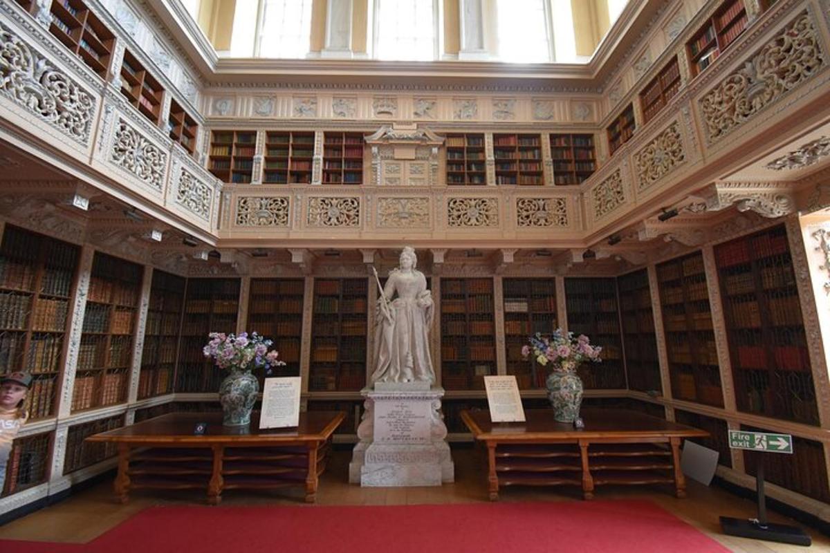 Private Blenheim Palace, the birthplace of Winston Churchill, Tour from London.