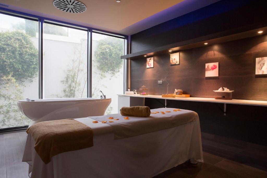 2 nights Spain (Hipotels Gran Conil & Spa) flights included ( room only)