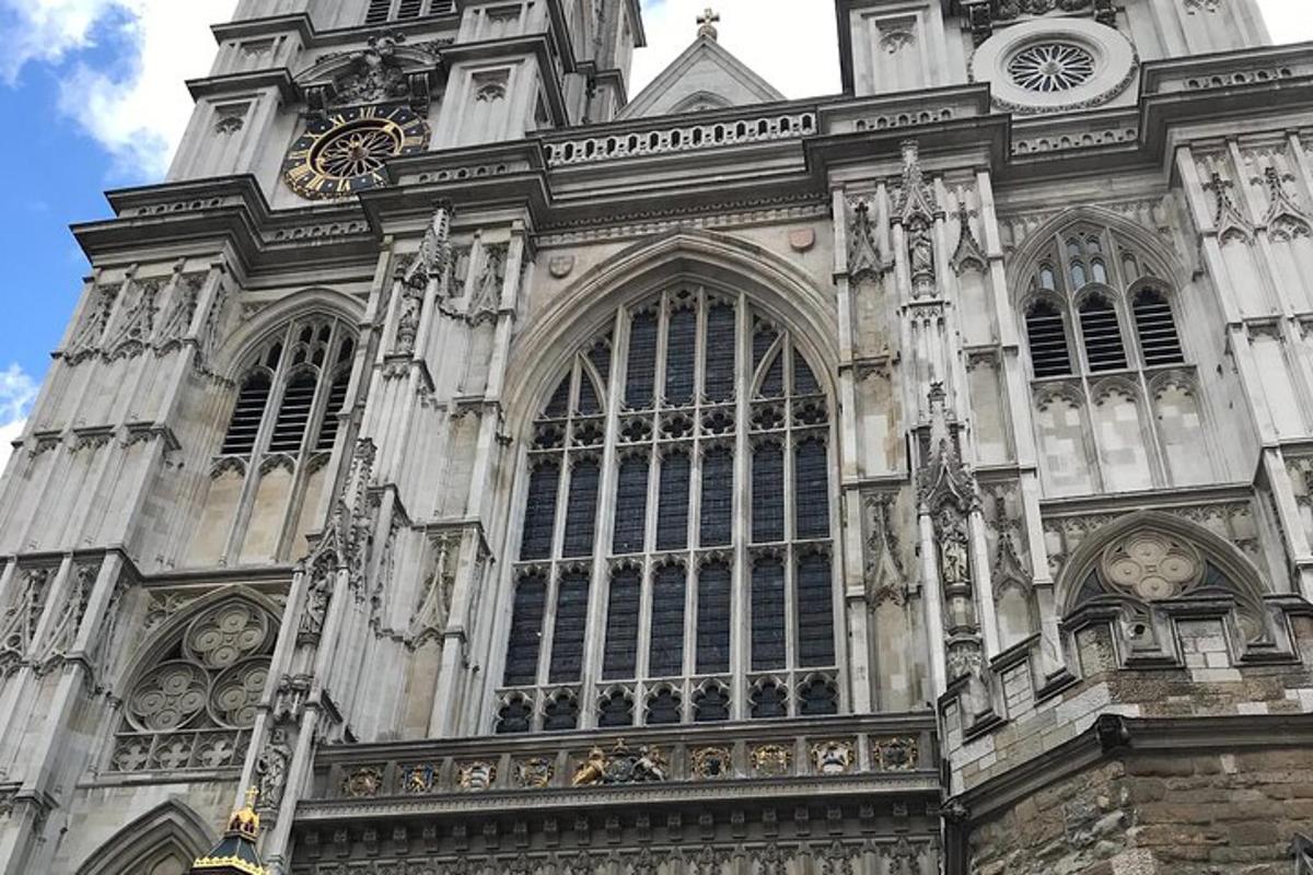 Private London Tours by experienced guide in hybrid London Taxi