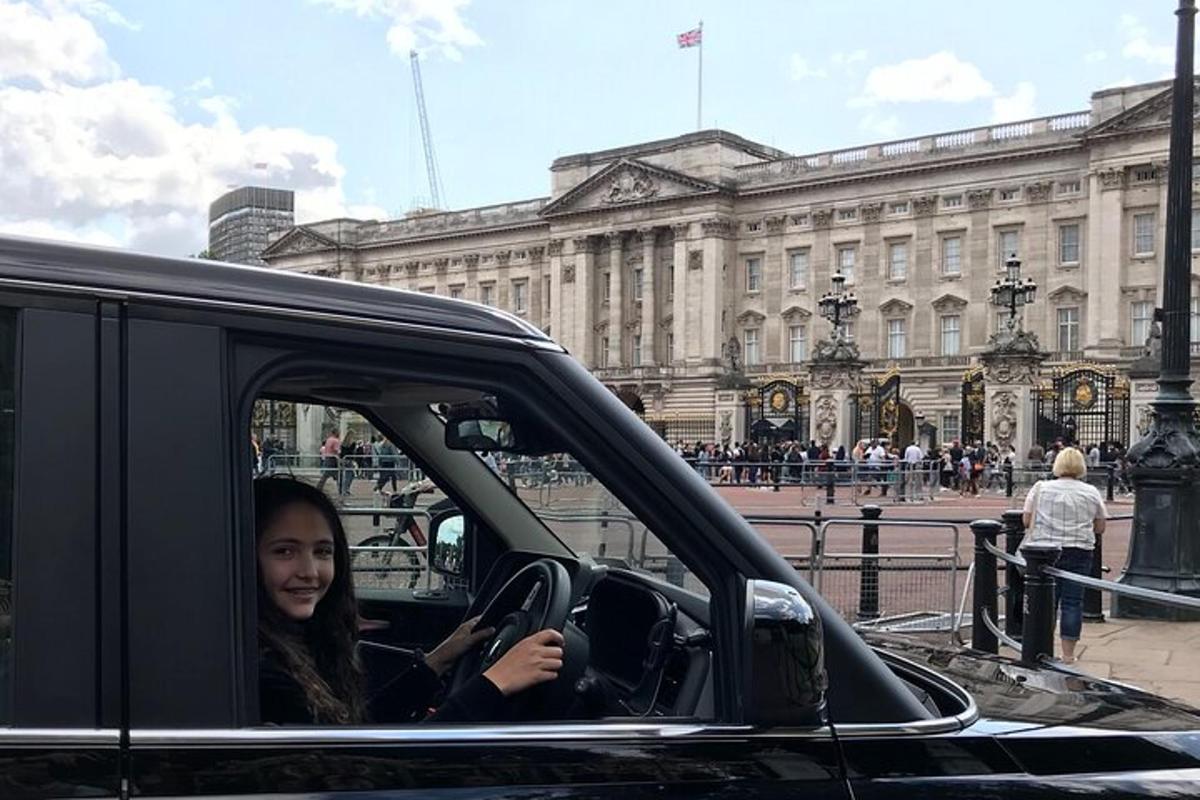 Private London Tours by experienced guide in hybrid London Taxi